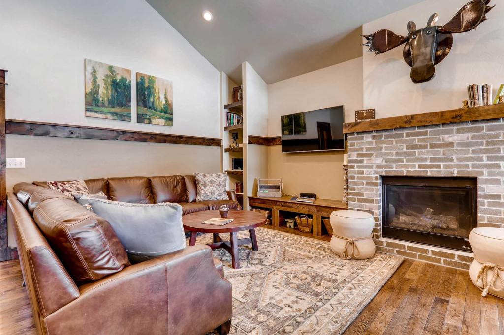 Cozy Canoe living room with gas fireplace, tv, leather sofa